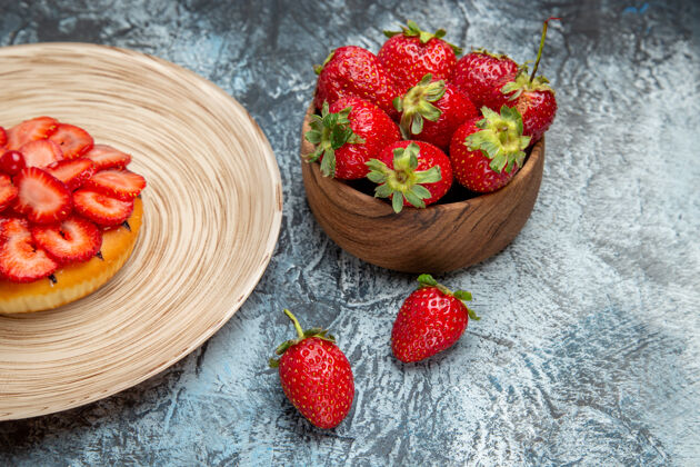甜点新鲜的红色草莓和薄饼的正面图草莓食物新鲜