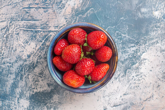 里面新鲜的红色草莓顶视图内板上的光表面多汁健康盘子
