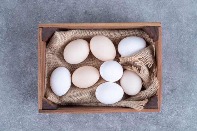 母鸡新鲜的白鸡蛋放在木篮里农业蛋壳蛋壳