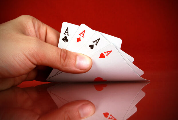 玩一个手里拿着四张牌的人休闲举行手