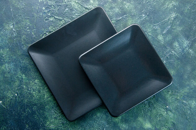 视图顶视图深色背景上的黑色方形盘子晚餐餐厅食物餐具颜色厨房用餐餐具黑暗厨房便条空白