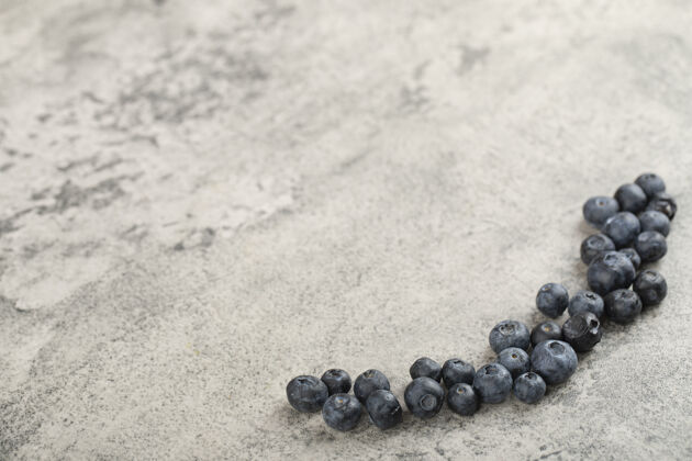 背景一堆新鲜美味的蓝莓放在石头的背景上新鲜生饮食