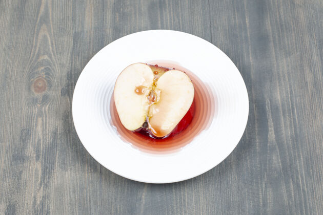 苹果把红苹果切成片放在白盘子里有机新鲜水