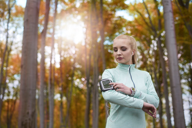 运动特写年轻美女慢跑森林锻炼慢跑