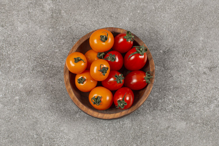 新鲜一小部分西红柿 放在大理石上农业有机番茄