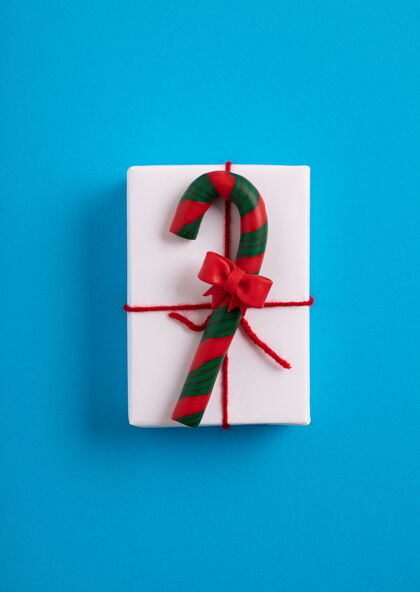 设计白色圣诞礼盒 蓝色表面饰有糖果手杖季节圣诞节糖果