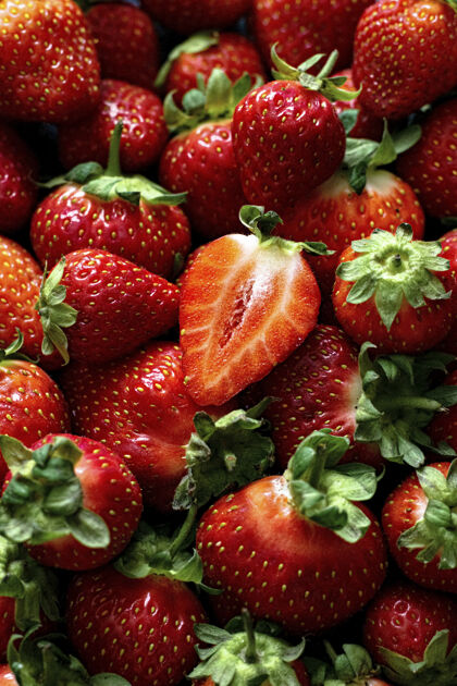 一半红色草莓图案背景夏季壁纸草莓红色水果食物