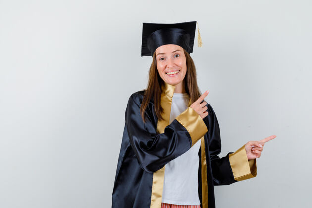 权利身着学院服的女毕业生的画像指向右上角 看着幸福的前景色Campus上流年轻
