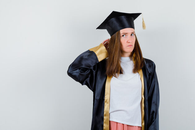 成功照片中的女毕业生身穿制服 手挽着后脑勺 穿着休闲服 面带沉思的前景色大学证书正面