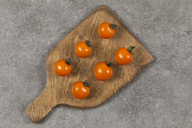 新鲜生番茄在砧板上 大理石上砧板番茄农业