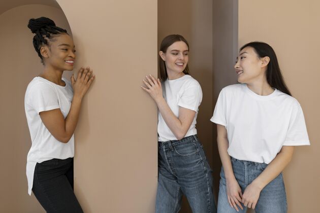 多样性多文化女性微笑社区年轻包容