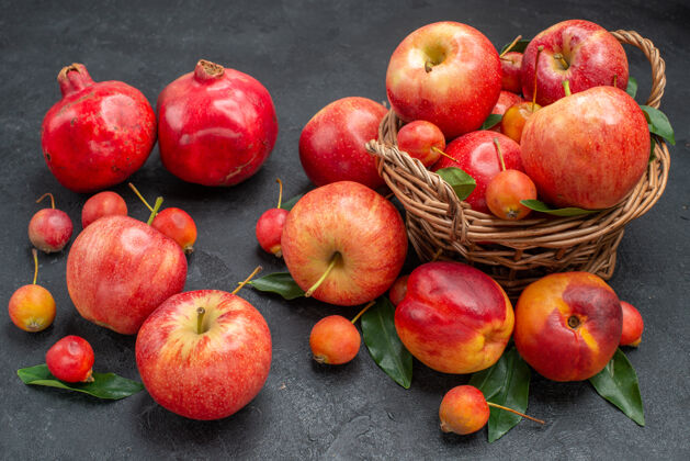 樱桃侧面特写查看水果木篮苹果樱桃叶蜜桃石榴壁板吃苹果多汁