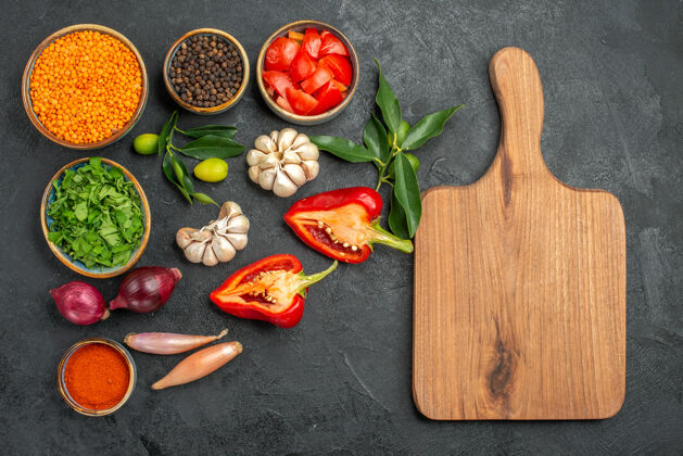 美食蔬菜顶视图一碗扁豆香草香料西红柿甜椒切菜板健康切铃铛