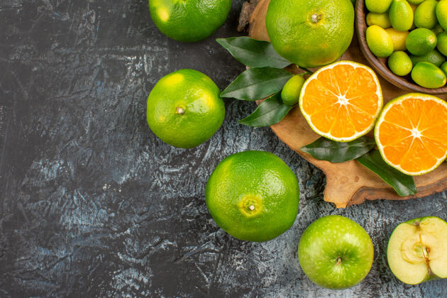 果汁顶部特写查看柑橘类水果橘子柑橘绿色苹果在砧板上顶部健康橘子