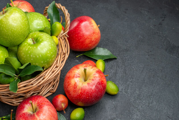美味侧面特写查看水果绿色苹果木篮子旁边的浆果和水果叶子食物绿色叶子