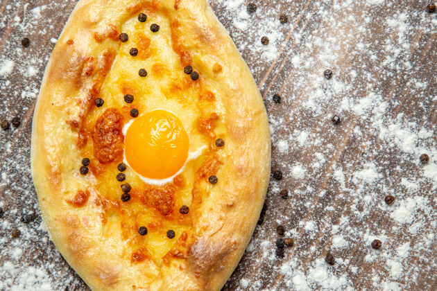 午餐俯瞰烤面包与煮熟的鸡蛋和面粉在棕色表面面团鸡蛋面包包早餐生的面粉蛋