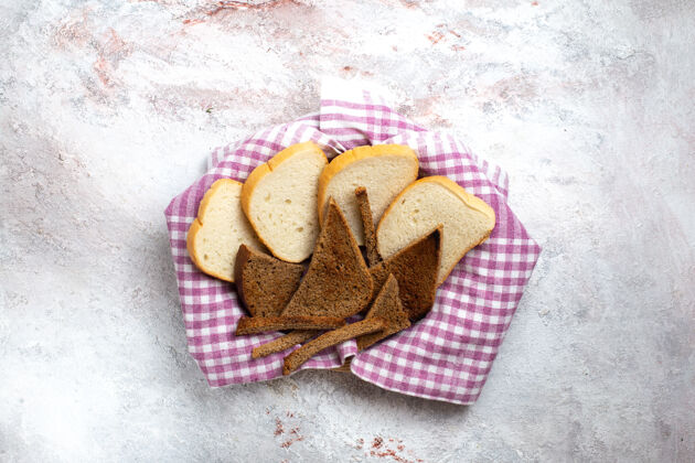 景观俯视图面包面包切片面包片在一个白色的办公桌面包面包面包包餐食品面团块小吃生的