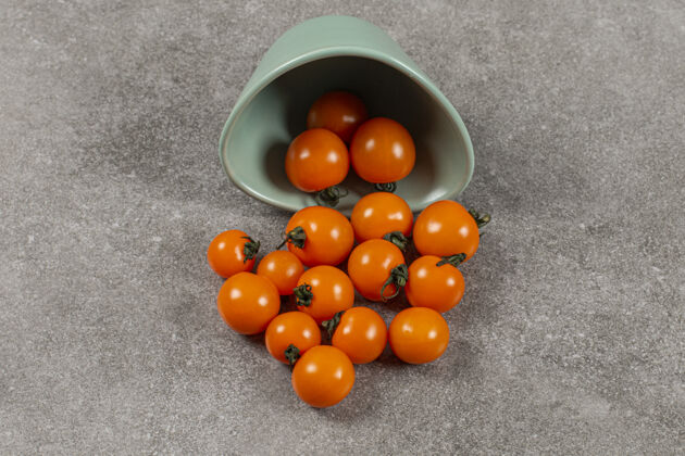 营养一碗翻过来的西红柿 放在大理石上美味有机成熟