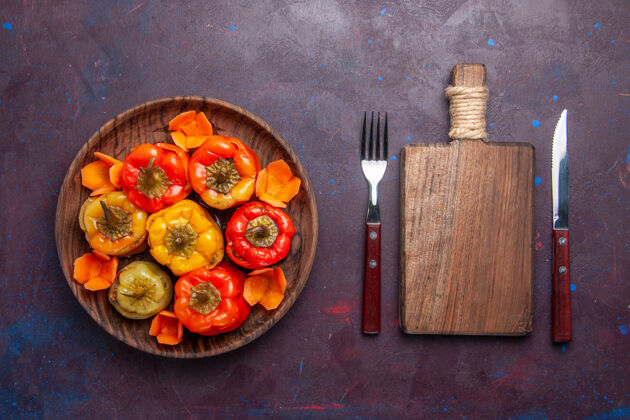 香料顶视图煮熟的甜椒与地面上的灰色表面上的食物肉蔬菜烹饪肉里面景观可食用水果水果
