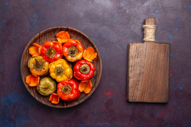 胡椒顶视图熟甜椒与地面肉内灰面上的食物肉蔬菜烹饪甜椒水果新鲜