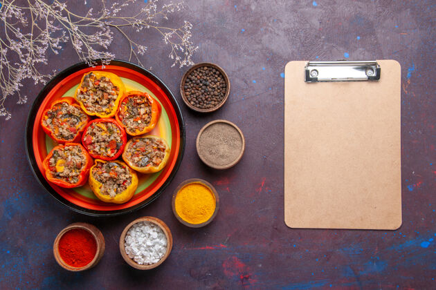 膳食顶视图煮熟的甜椒与肉末和不同的调味料在灰色的表面一餐多尔玛食品蔬菜牛肉蔬菜现金地面