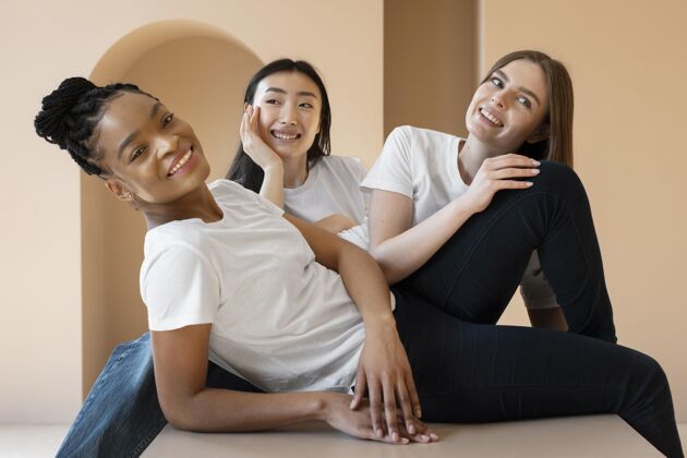 女人中景快乐女人坐在一起社区多样性