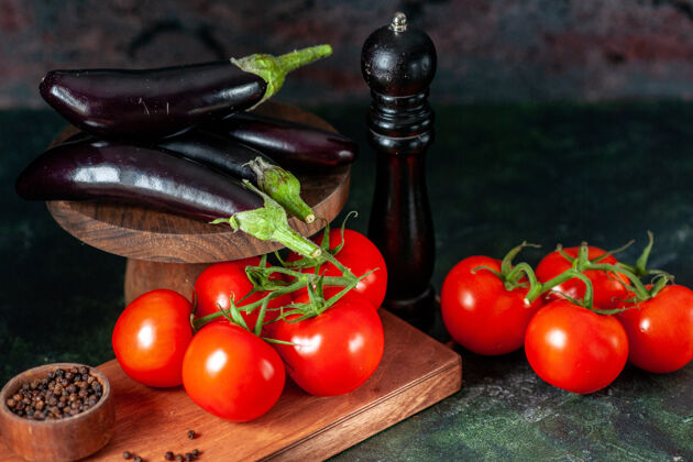 饮食前视图新鲜的红色西红柿和茄子在黑暗的背景食物胡椒茄子