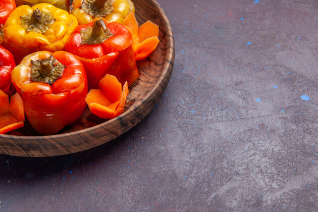 水果前视图熟甜椒与地面肉内灰面上的食物肉蔬菜烹饪可食用的水果甜椒胡椒粉