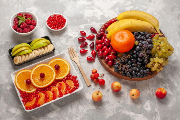 新鲜顶视图新鲜水果成分山茱萸 葡萄 香蕉和橙子 表面呈浅白色 水果维生素 果汁 醇厚的维生素水果可食用的水果膳食