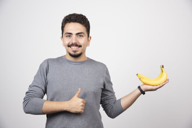 表演黑发男性拿着香蕉竖起大拇指情绪男性表情