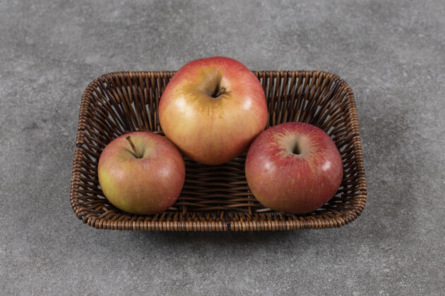 水果篮子里一堆苹果的特写照片成熟新鲜甜点
