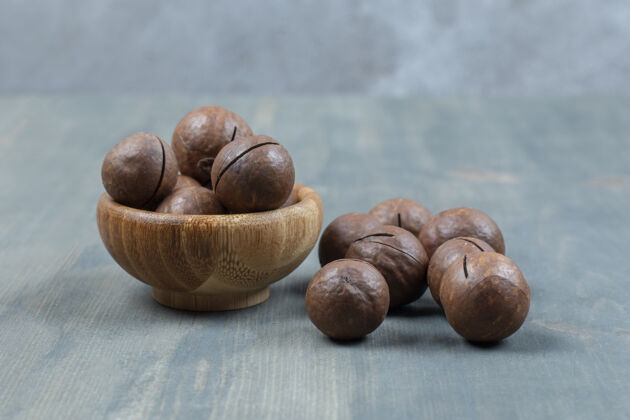 可可放在木制表面的巧克力球木制碗甜点好吃的麦片
