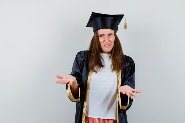 学术毕业的女人穿着休闲服 表现出无助的姿态 制服 看起来很迷茫前视图人无助女性