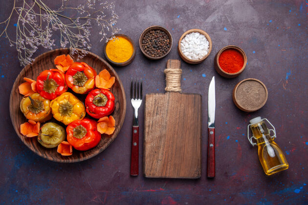 桌子顶视图煮熟的甜椒与肉末和调味料上的深色桌肉蔬菜牛肉餐食品胡椒粉水果生的