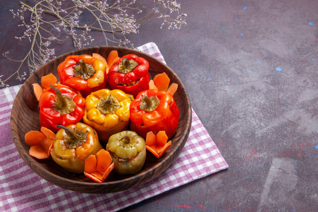 蔬菜顶视图熟甜椒与不同的调味品灰色办公桌上的食物牛肉多尔玛蔬菜肉烹饪西红柿可食用水果
