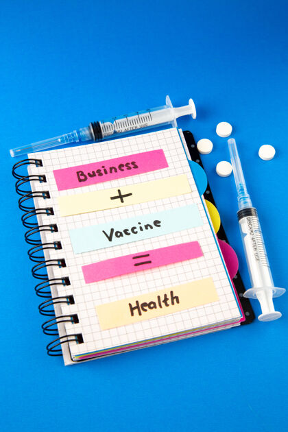商业蓝色背景上带有疫苗和注射剂的商业疫苗健康说明的前视图笔记病毒活页夹