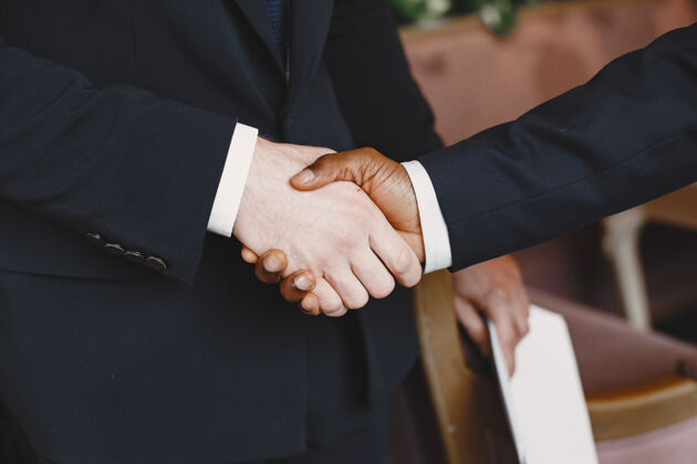 协议非洲男人穿黑色西装的家伙混血儿握手混合胡须黑色