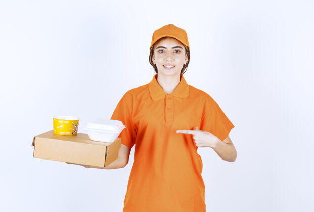 发货身着橙色制服的女快递员手里拿着黄白相间的外卖箱成人员工质量