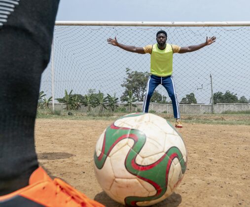 训练用球接近足球运动员比赛足球运动
