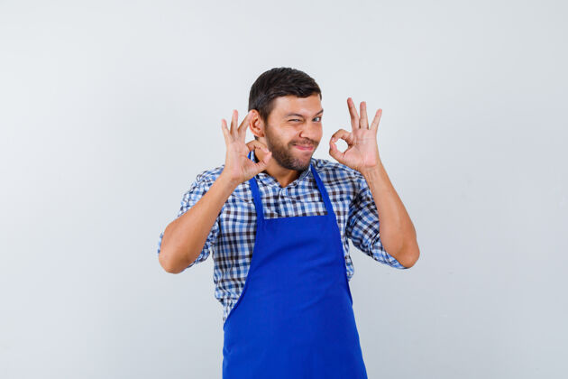 成人穿着蓝色围裙和衬衫的年轻男厨师男士衬衫男士