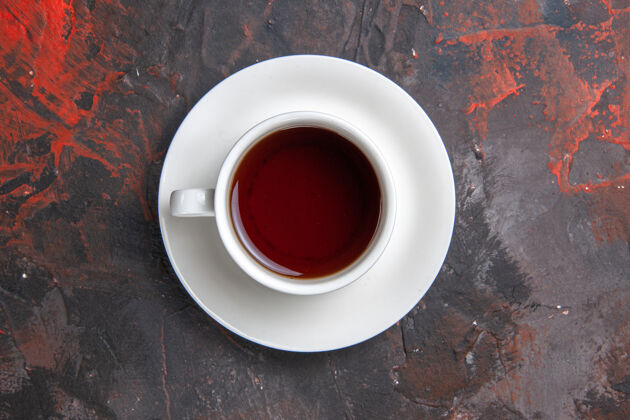杯子顶视图茶几上一杯深色茶色的深色茶道茶杯仪式浓缩咖啡