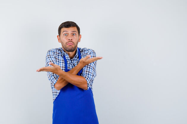 厨师穿着蓝色围裙和衬衫的年轻男厨师成人男士衬衫