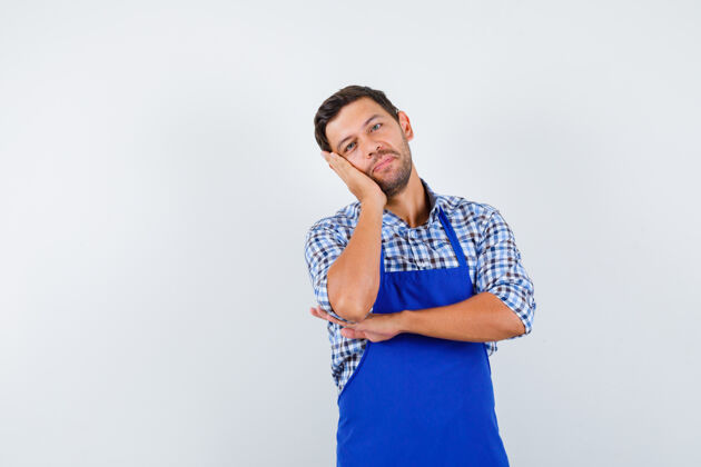 制服穿着蓝色围裙和衬衫的年轻男厨师围裙男士厨师