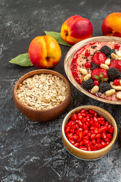 草莓前视果味慕斯利 带坚果和新鲜水果 放在浅色餐桌上 水果麦片健康浆果碗食物