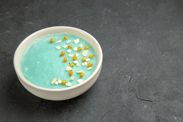 餐前视图蓝色冰镇甜点在一个黑暗的表奶油冰淇淋颜色盘子里汤碗容器汤