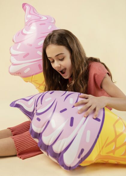 中镜头中枪女孩摆着冰激凌童年垂直冰淇淋