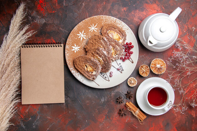 早餐俯瞰美味饼干卷和一杯茶在黑暗的桌子上馅饼菜肴营养品