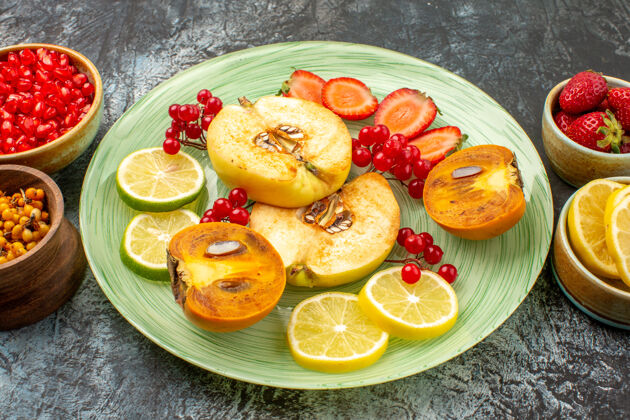 晚餐正面是新鲜水果 木瓜 柠檬和其他水果 放在明亮的地板上水果午餐盘子