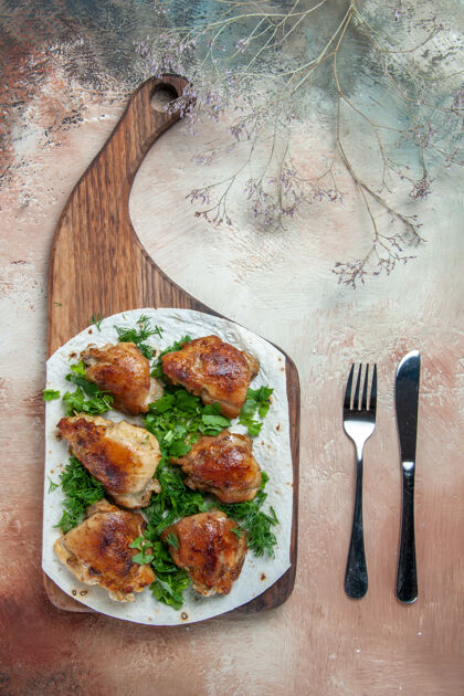 蔬菜俯视图鸡肉与草药在盘子上的砧板叉刀餐厅肉午餐