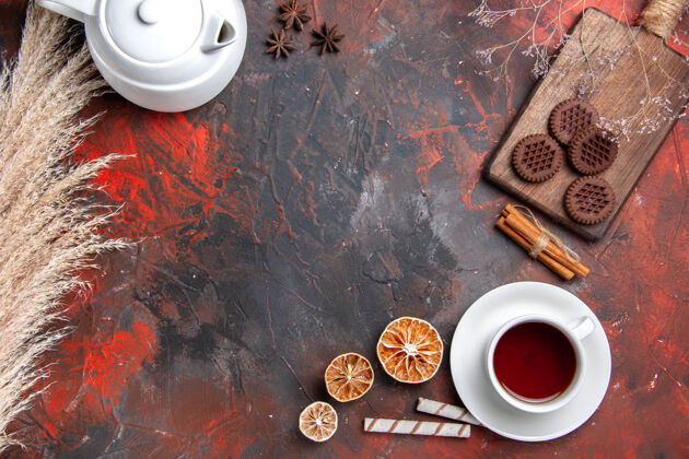 饼干一杯茶加巧克力饼干放在深色的茶几上 茶饼干容器巧克力